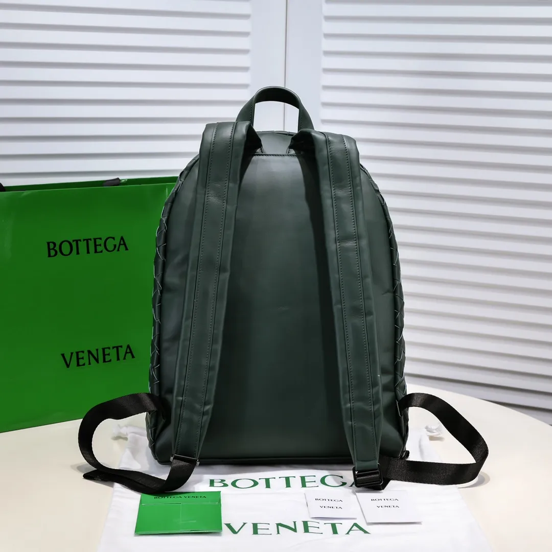 New 👇BV Baodiejia's new woven backpack is a must-have item for travel, and the backpack is definitely the first choice for popularity. As the iconic classic element of the brand, it is well integrated into larger backpacks. It uses woven strips with a width of 1.5 to make the whole more coordinated. Fashion and recognition are well balanced. No logo, low-key and generous. Italian calfskin + canvas lining. High functionality, size: width 32*43cm